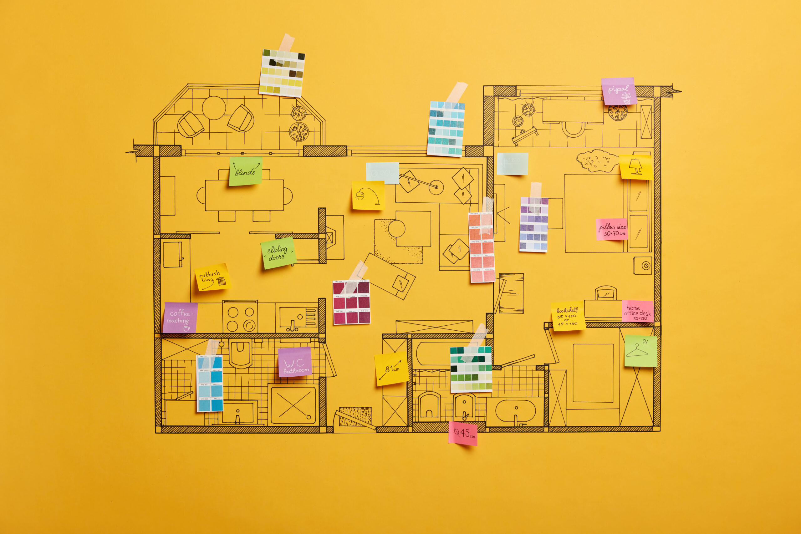 Concept de rénovation et de design de maison. Schéma de maison de différentes pièces. Projet d'ameublement. Notes autocollantes avec informations écrites, fond jaune. Plan architectural de maison avec palette de couleurs