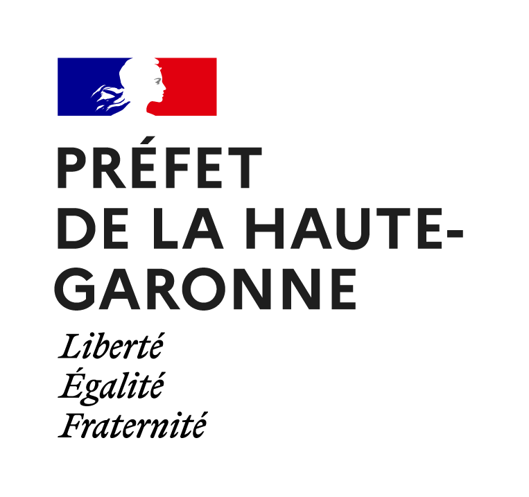 Concept de rénovation et de design de maison. Schéma de maison de différentes pièces. Projet d'ameublement. Notes autocollantes avec informations écrites, fond jaune. Plan architectural de maison avec palette de couleurs
